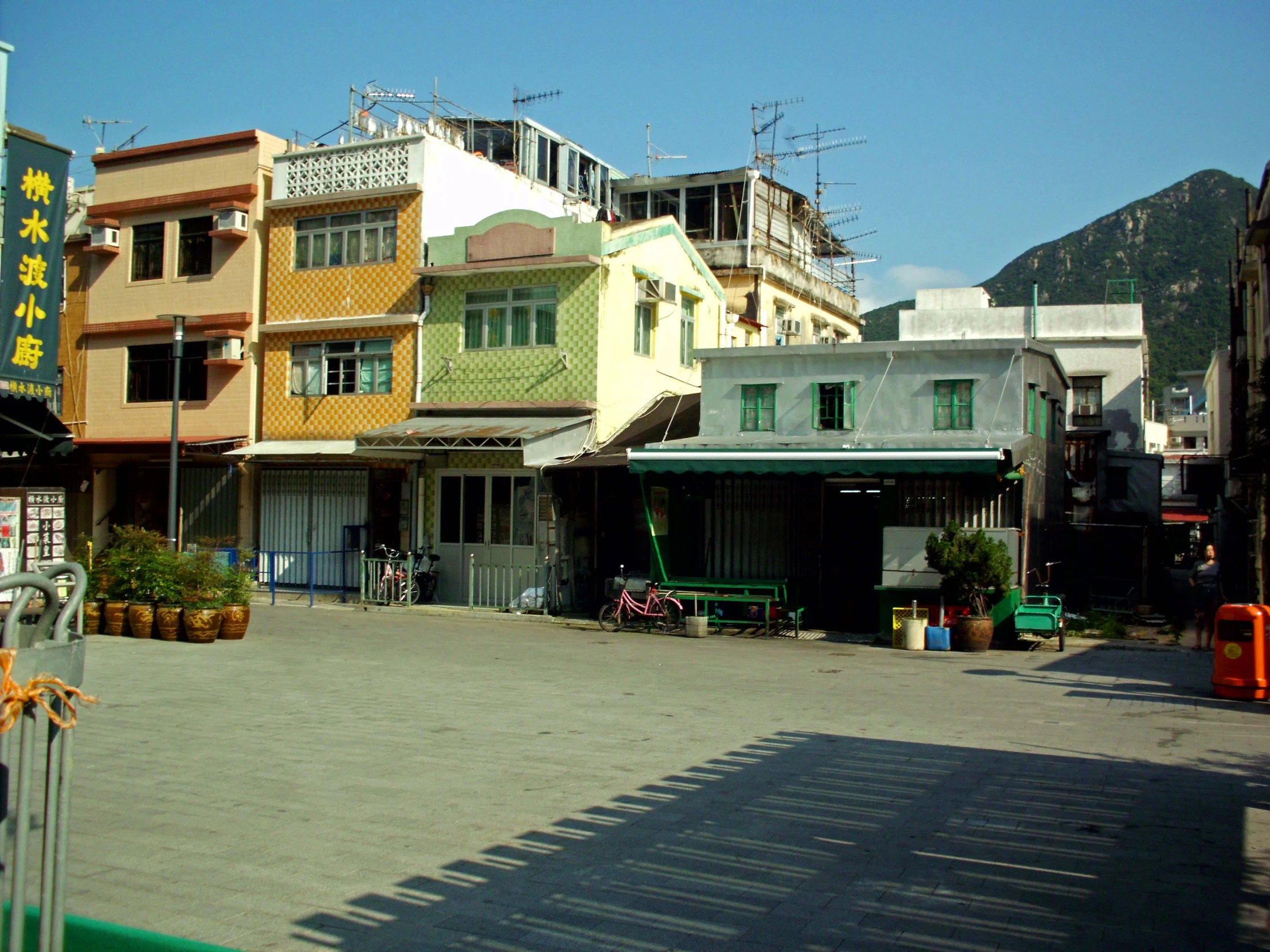 there are many houses next to each other