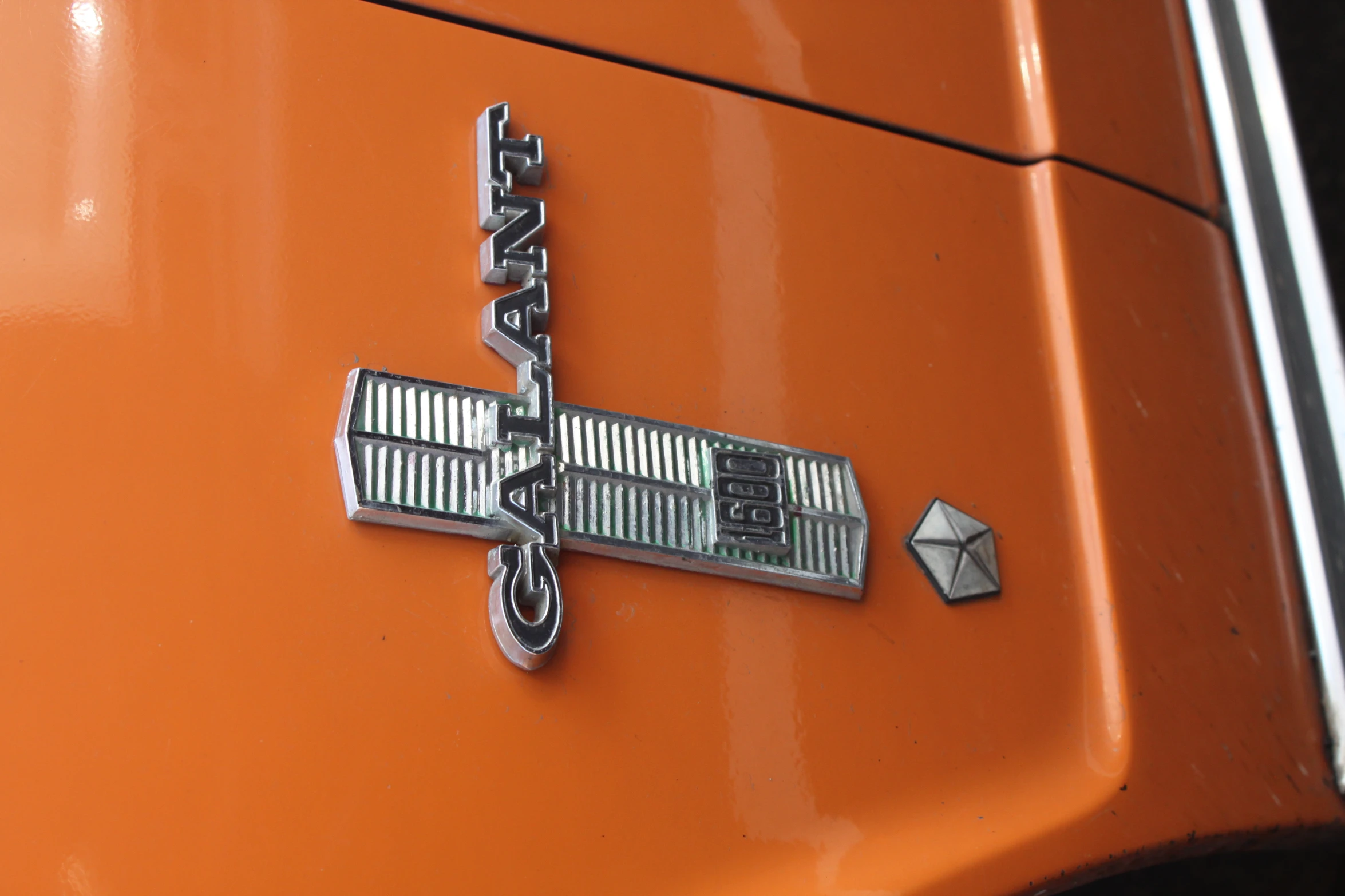 the emblem on an old orange car