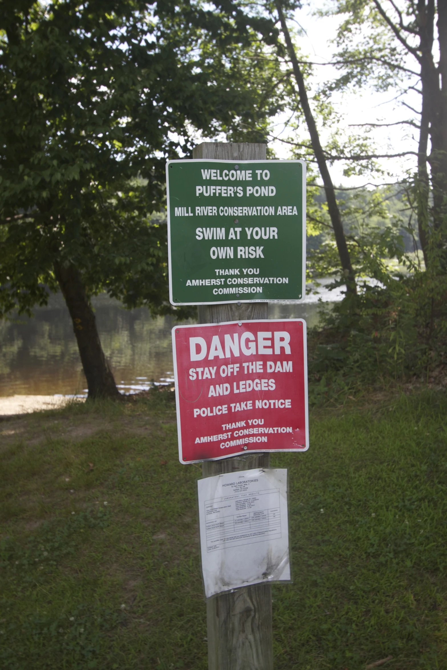 the sign indicates you how to stay at the park