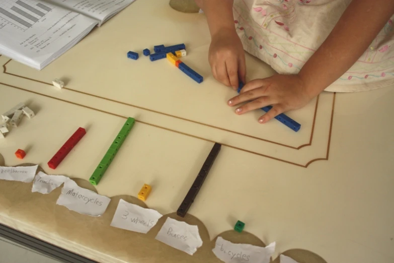 there are many small objects displayed on the table