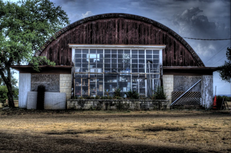 there is an old building that has windows