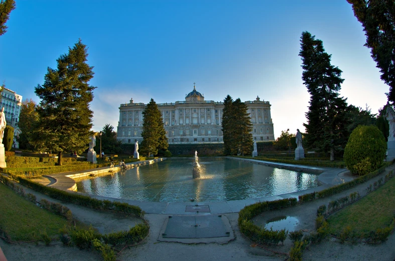 the beautiful fountain features several fountains, with a clear blue sky overhead