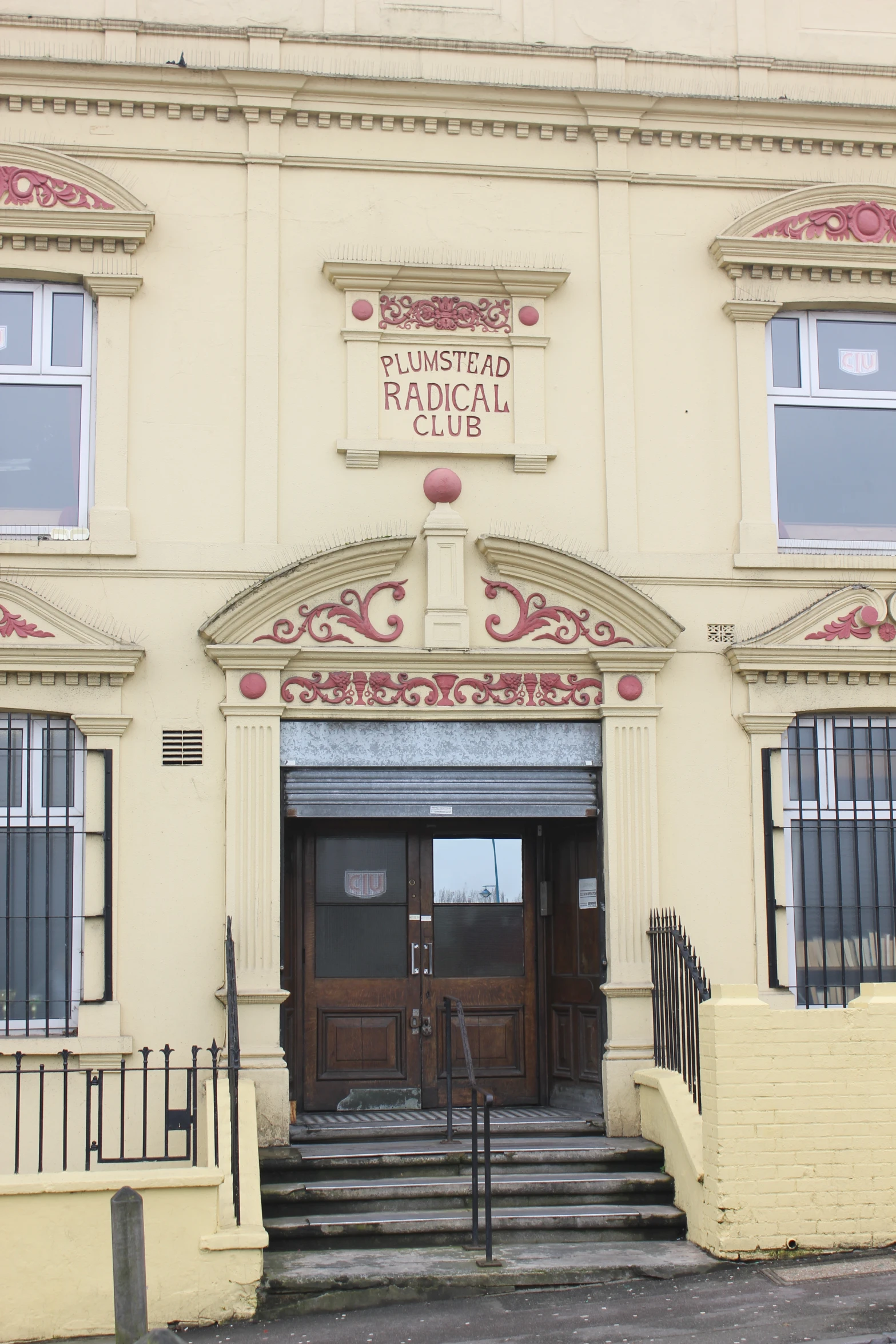 an old, beige building has a sign that says cambridge ranchhill