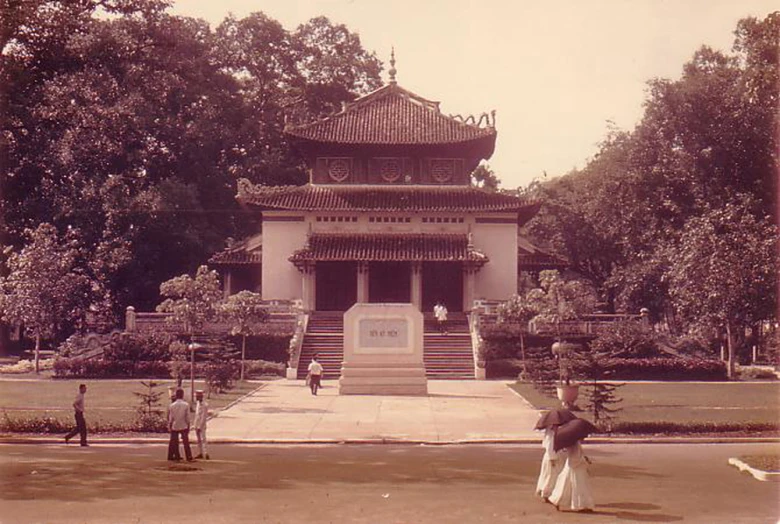 people are standing in front of a white building