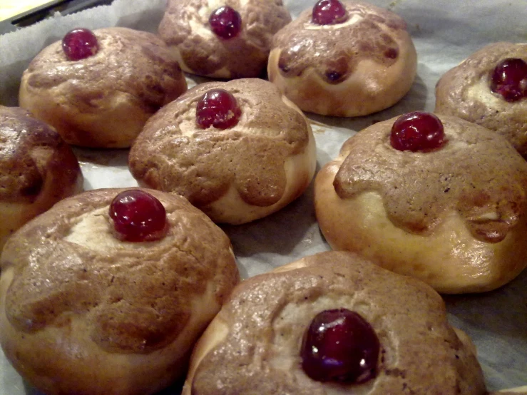 a group of freshly baked food items in the tray