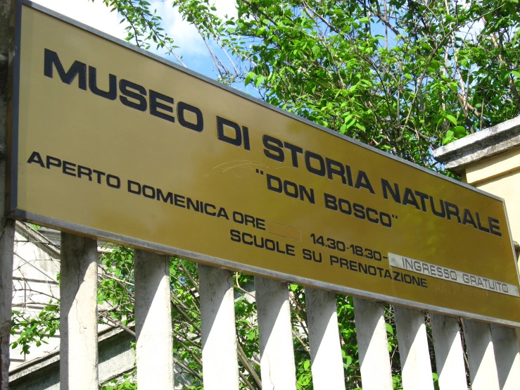 yellow sign that says museum di stora naturale don boschco