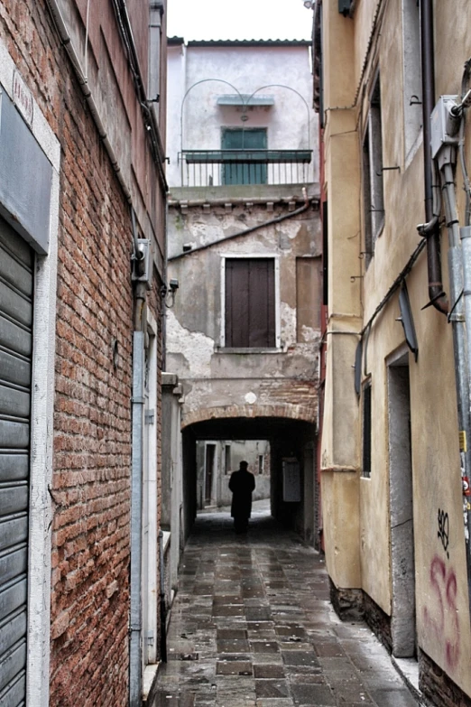 a narrow alley way surrounded by old buildings