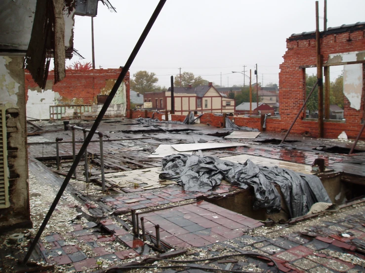 an outdoor area with many roofs and pieces of metal