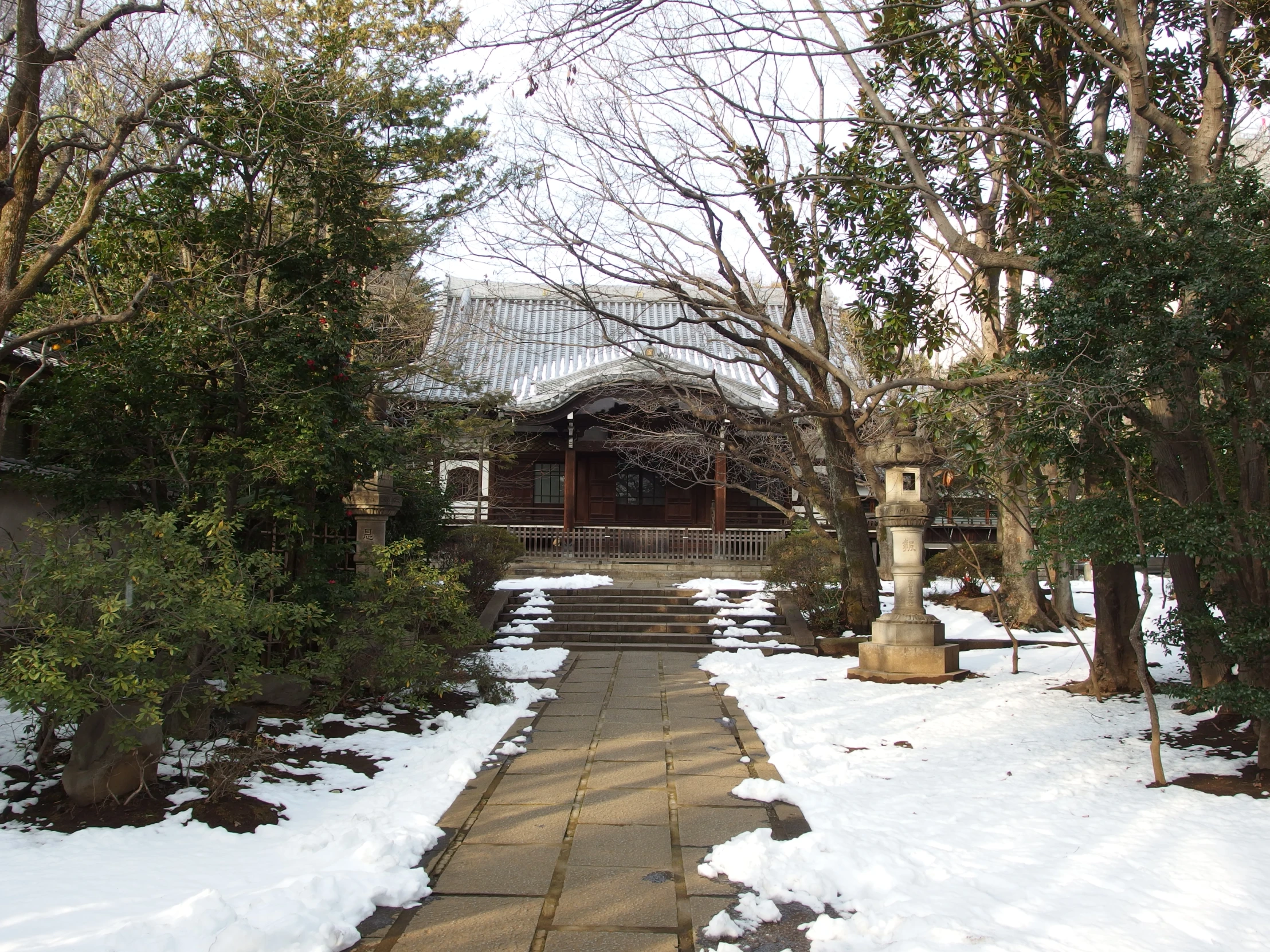 an alley with a statue and trees on the side