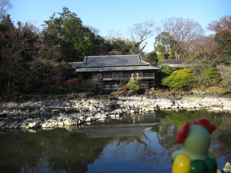 a small house is near a large body of water