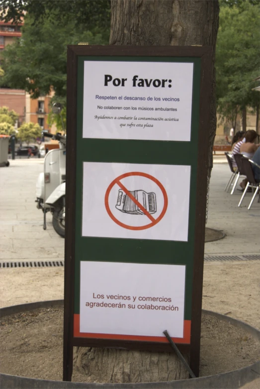 a sign reading por favor on the corner of a sidewalk