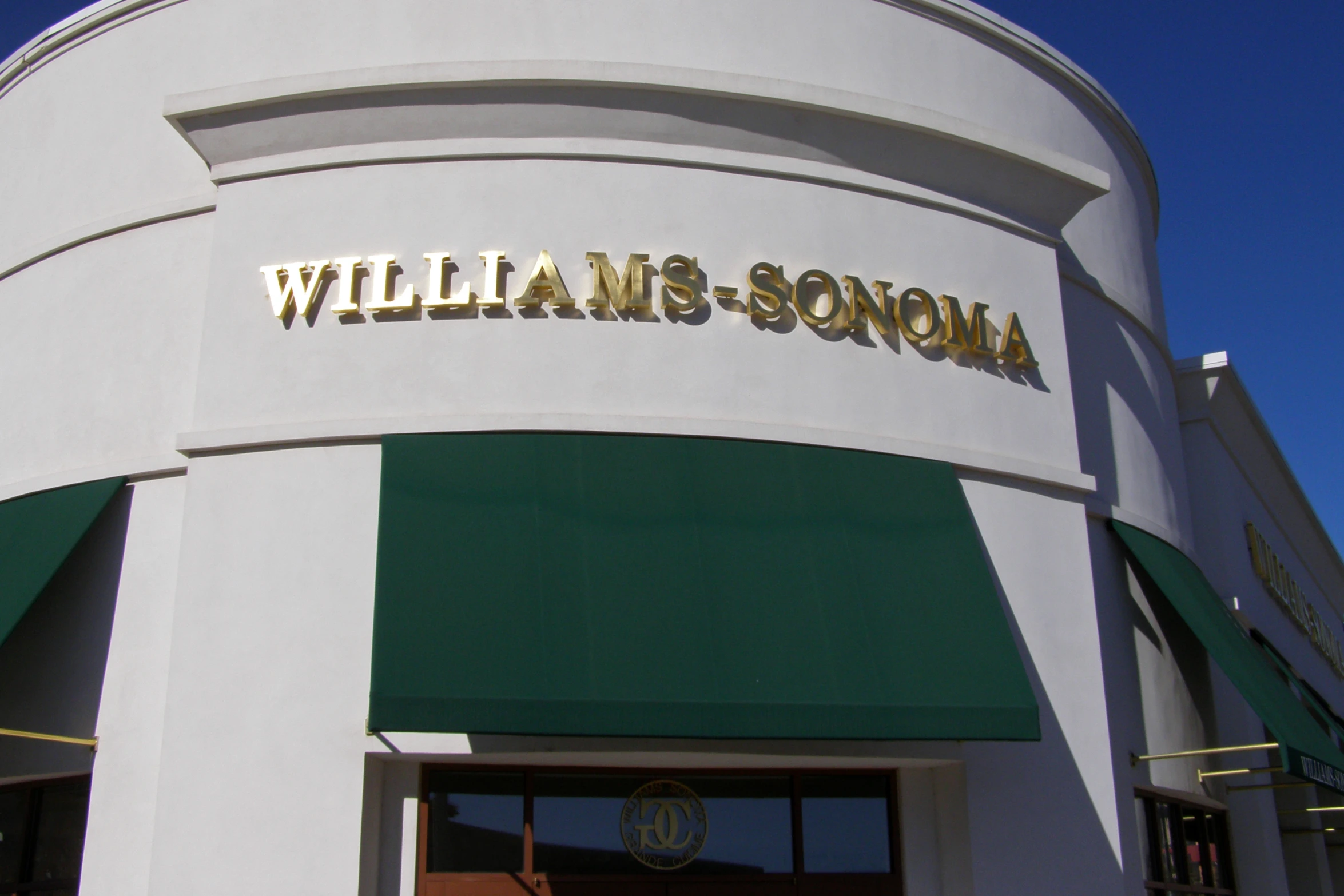 a picture of the entrance to william s sonoma in santa cruz