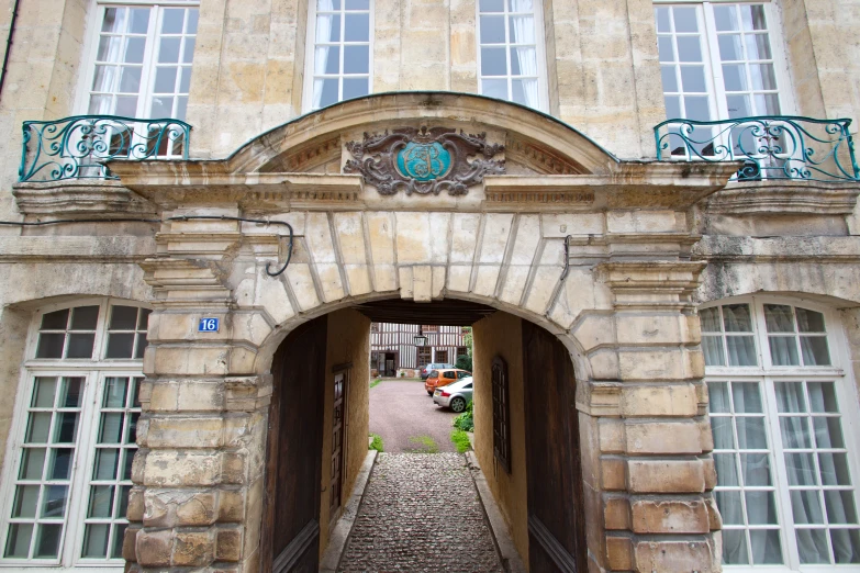 there is a archway between two buildings