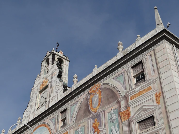 a very ornate building that has decorative decorations and a clock tower in the background