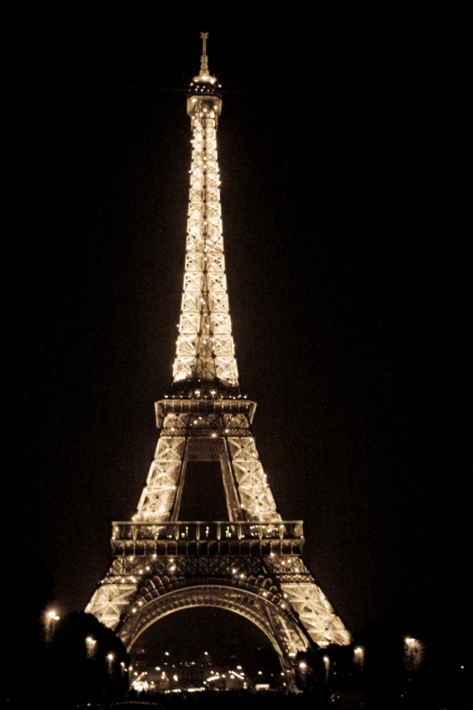 a black and white picture of the eiffel tower