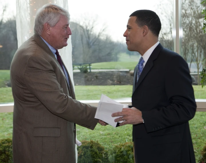 obama shakes hands with an indian american man