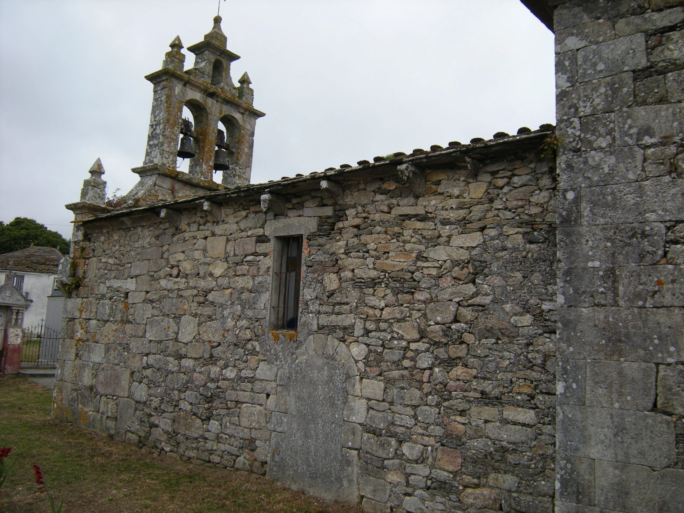 a very old building made of rock that has been torn apart