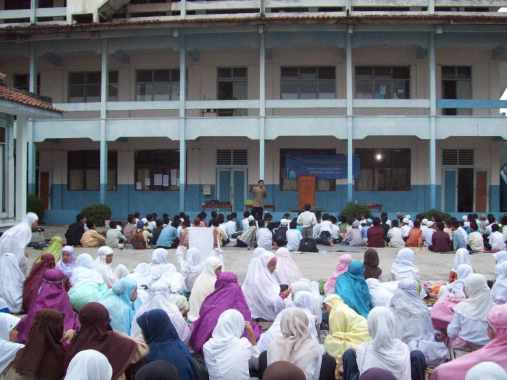 people dressed in colorful clothing are in front of a building