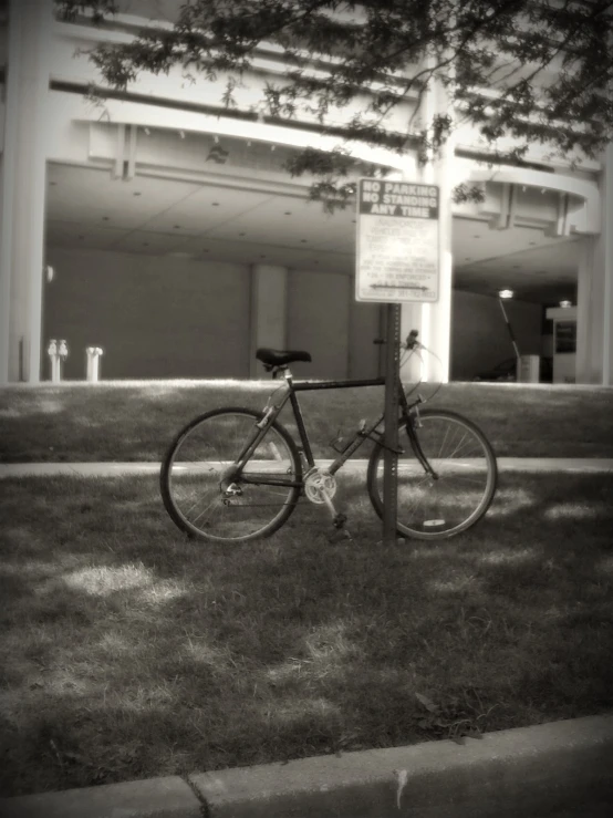 a bike sitting up against the side of a parking meter