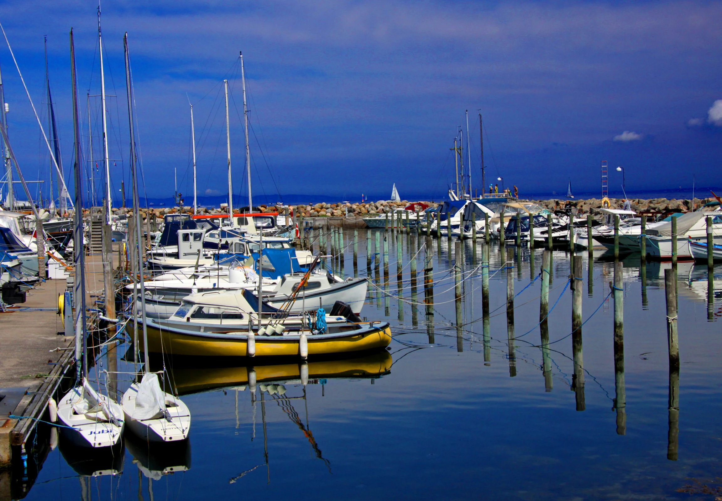 a boat dock that has several boats docked