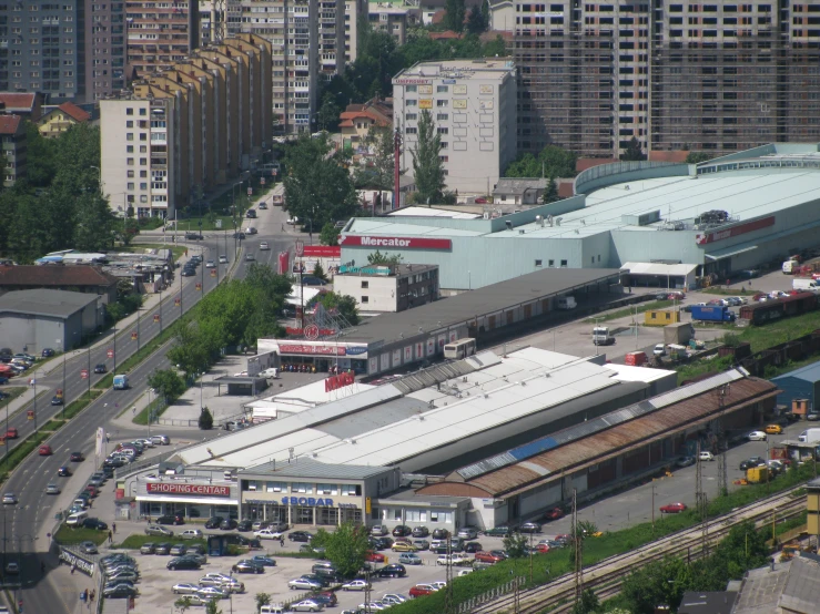 a very big building in the middle of a city