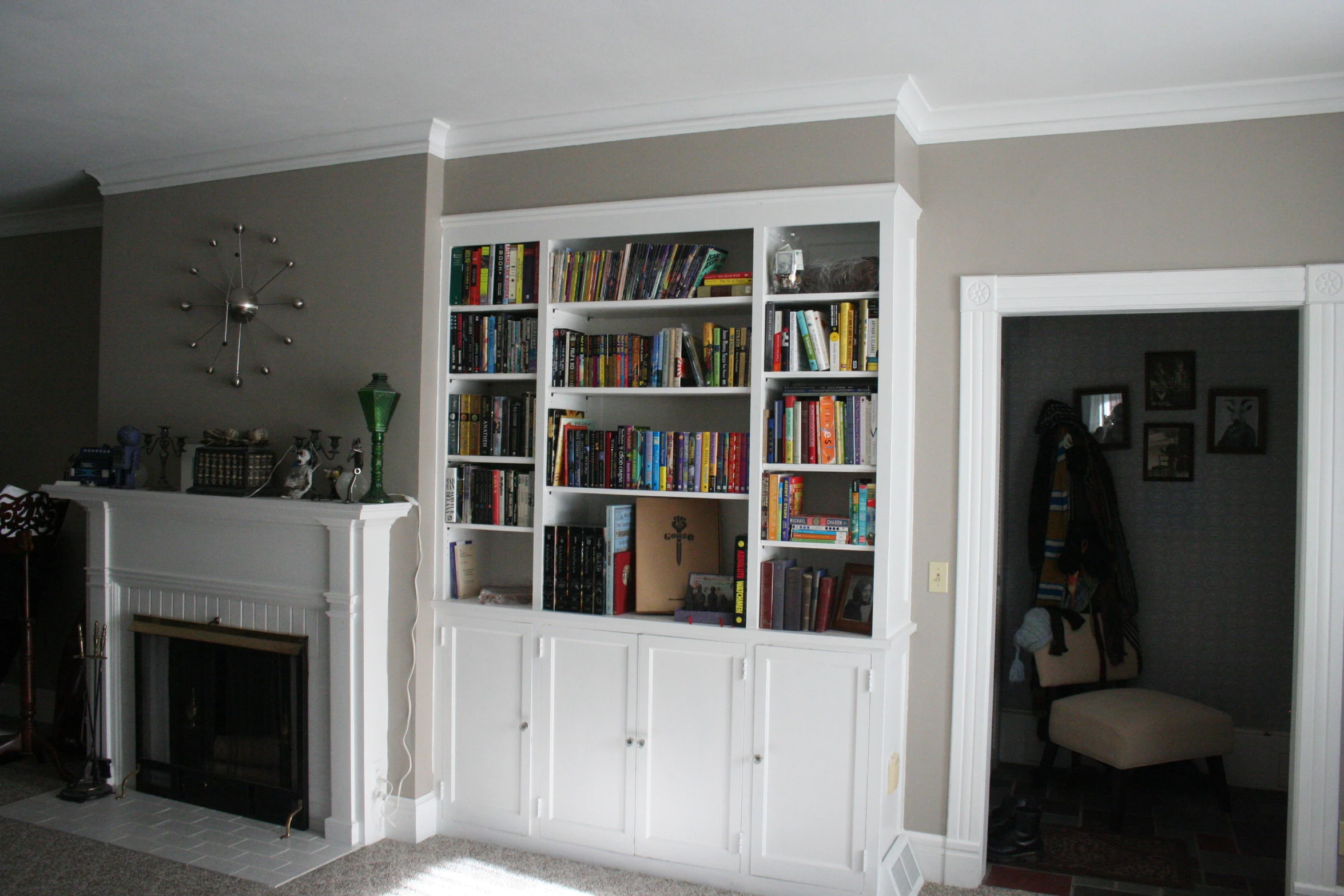 there are many bookshelves on the wall by the fireplace