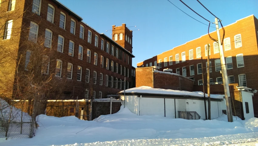 there is a very deep pile of snow in the street