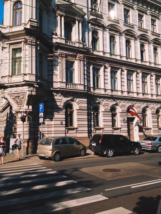 the building has many windows in it and a lot of cars