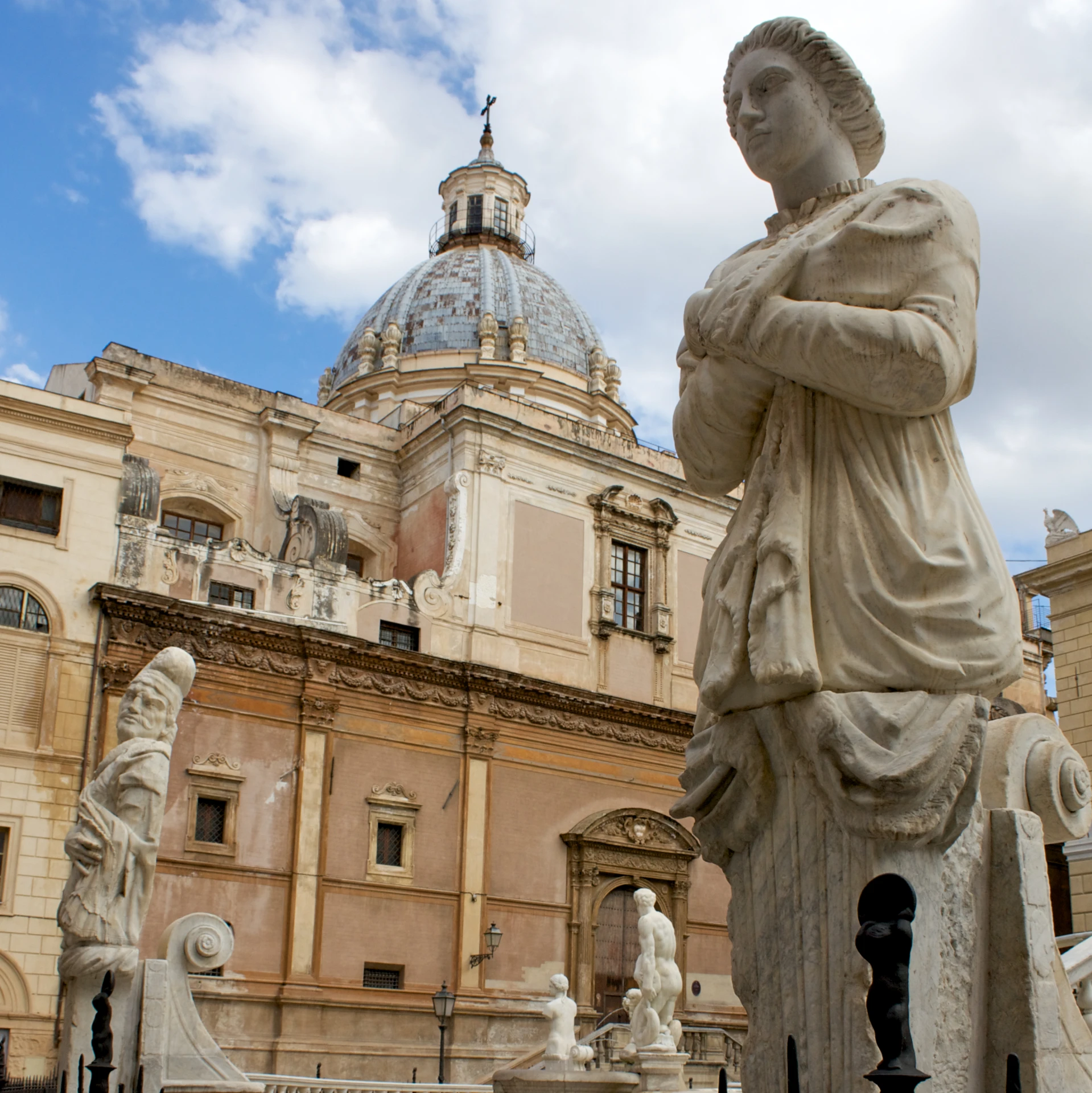 there are two statues sitting on the stone