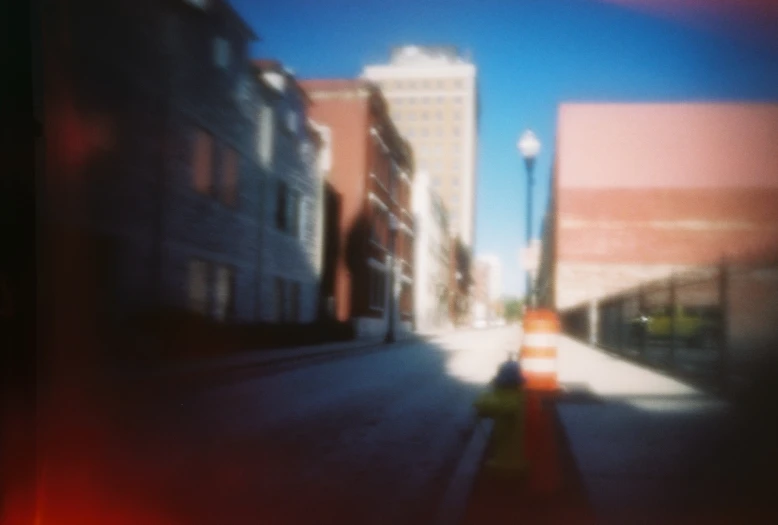 a blurry po of a city street