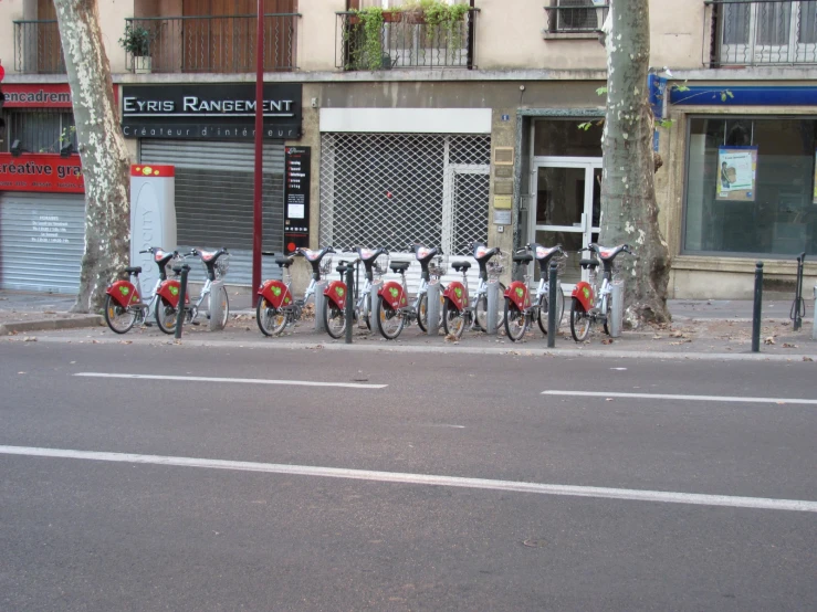 there are several bikes that are parked on the street