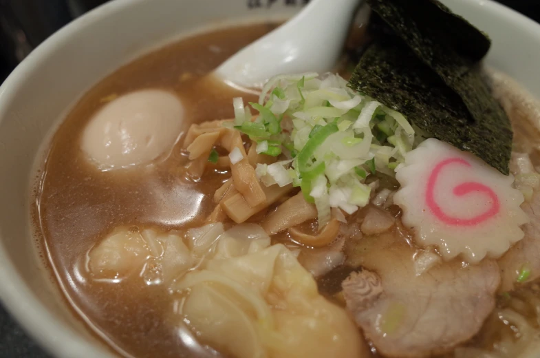 there are vegetables and ramen in this bowl