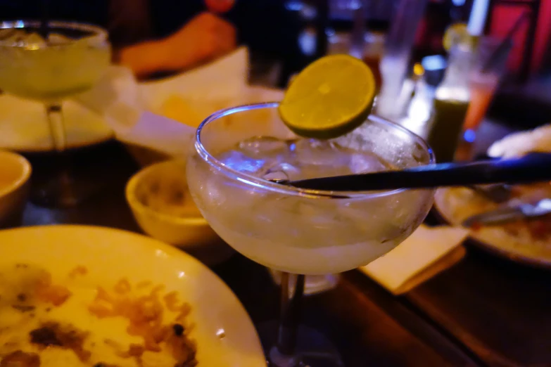 a margarita that has a lemon slice in it