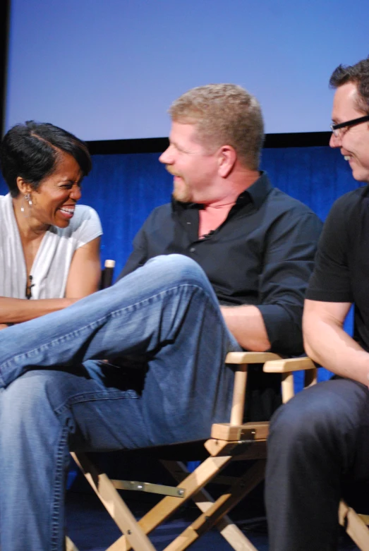 the actors sit together in chairs to discuss soing