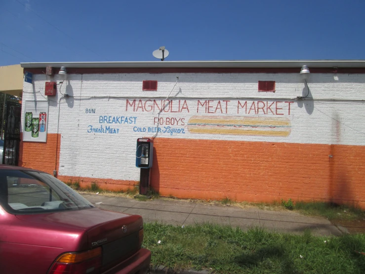 a building with brick and orange walls with a sign that reads macula para marve