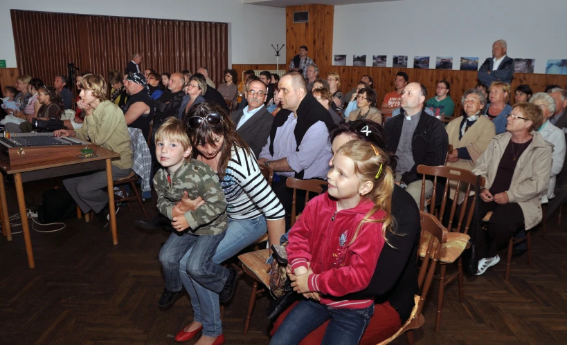 a big audience is looking at an old courtroom