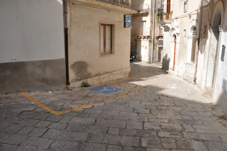 an empty courtyard with no one in it