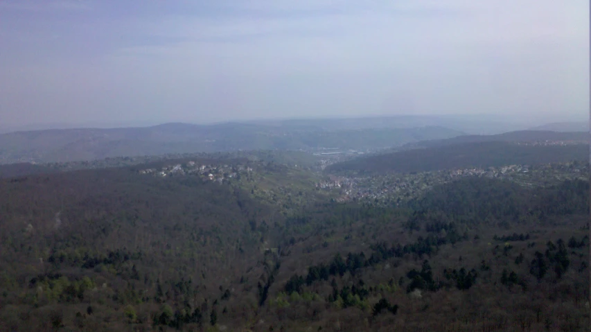 an overview view of some mountains and trees