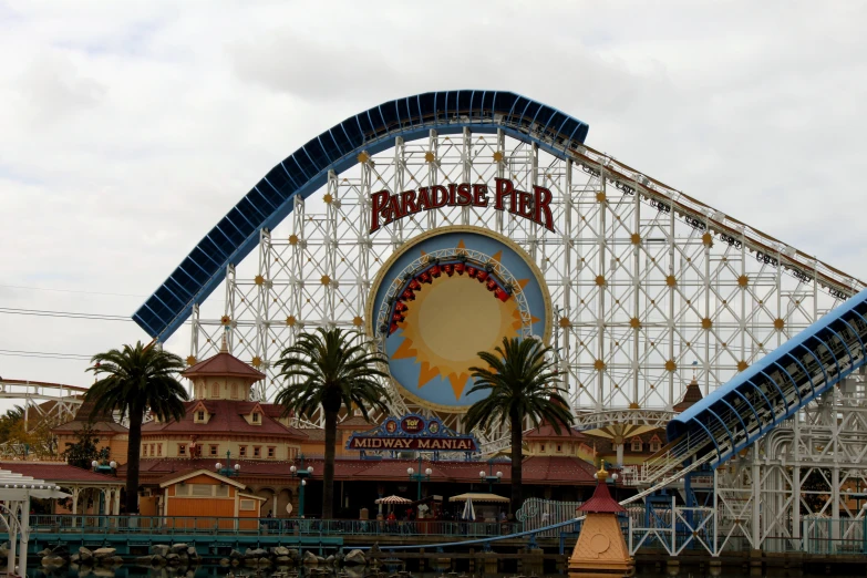 the big blue wheel on the theme park ride