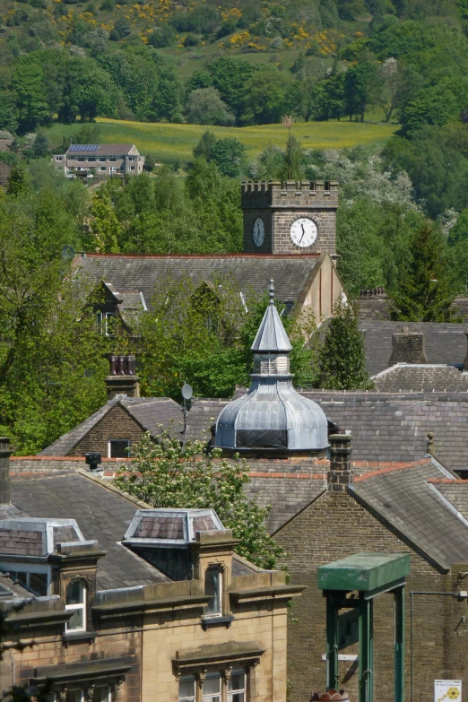 there are many roofs and small buildings with a clock on them