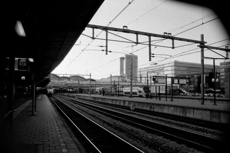 an empty train station with some train tracks