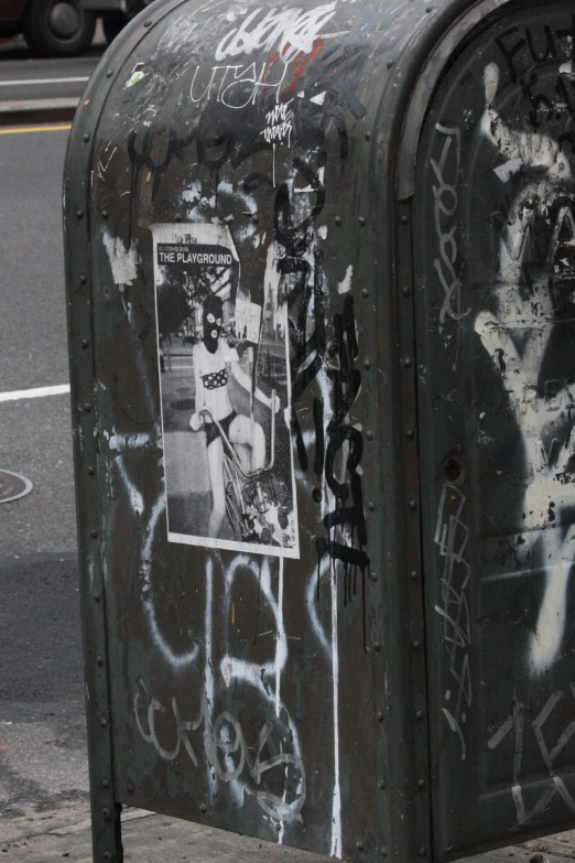 an image of some graffiti on a telephone