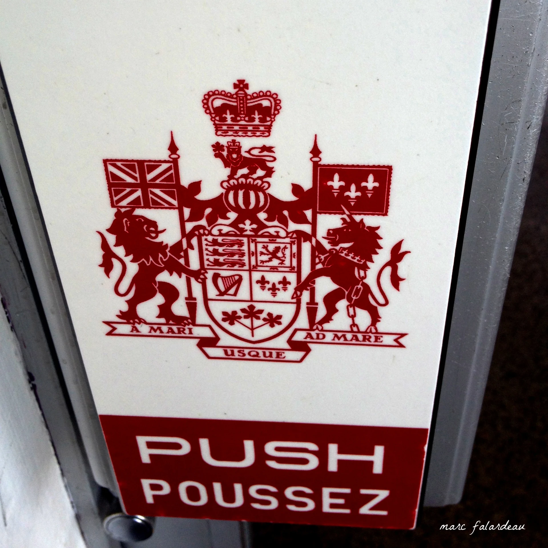 a picture of a post office with the british coat of arms on it