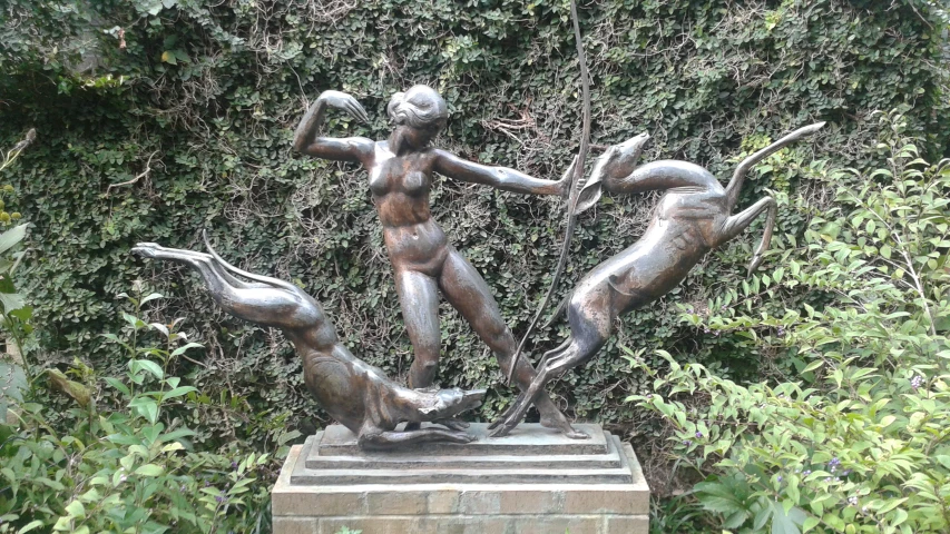 there is a statue that looks like the pose of the female body