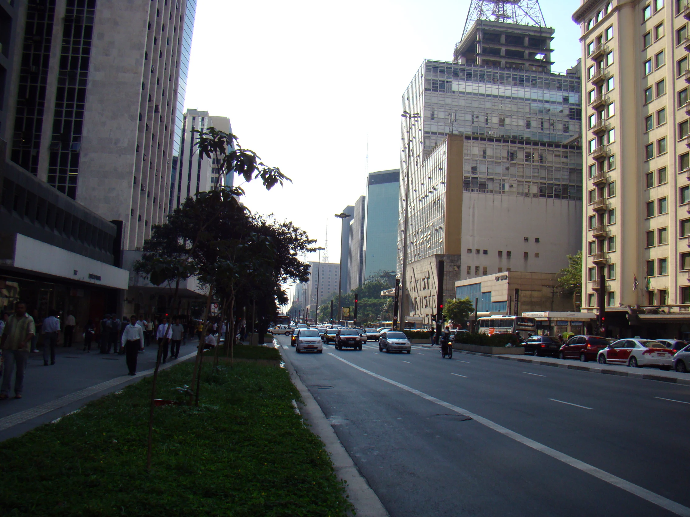 a group of people are standing along the side walk