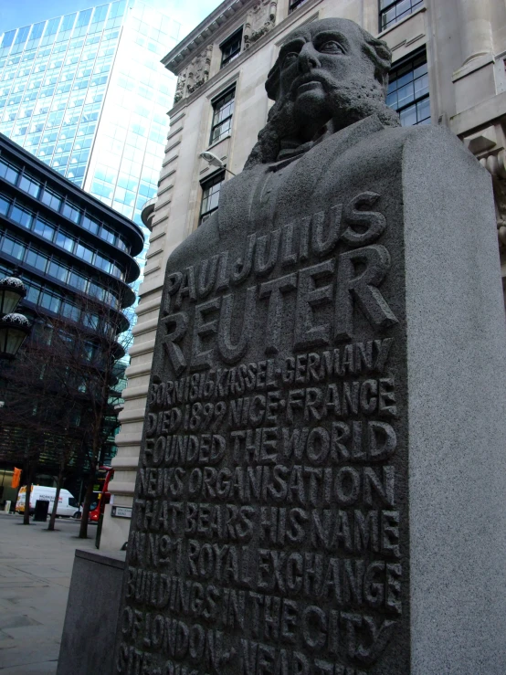 the statue of aham b lincoln is in front of the city hall