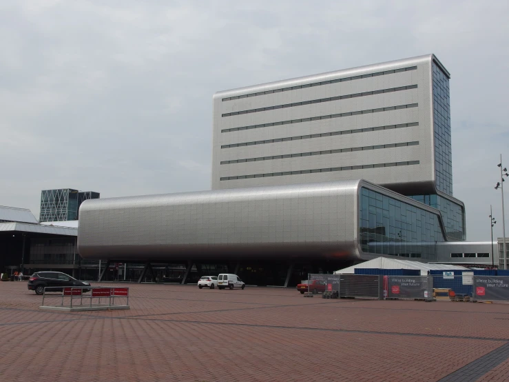 a building is shown with lots of windows in the middle of it