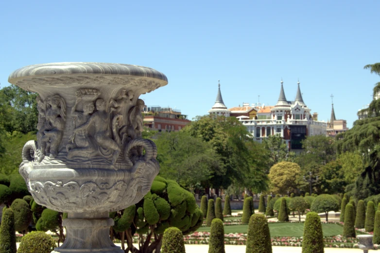 a stone urn in the middle of a park