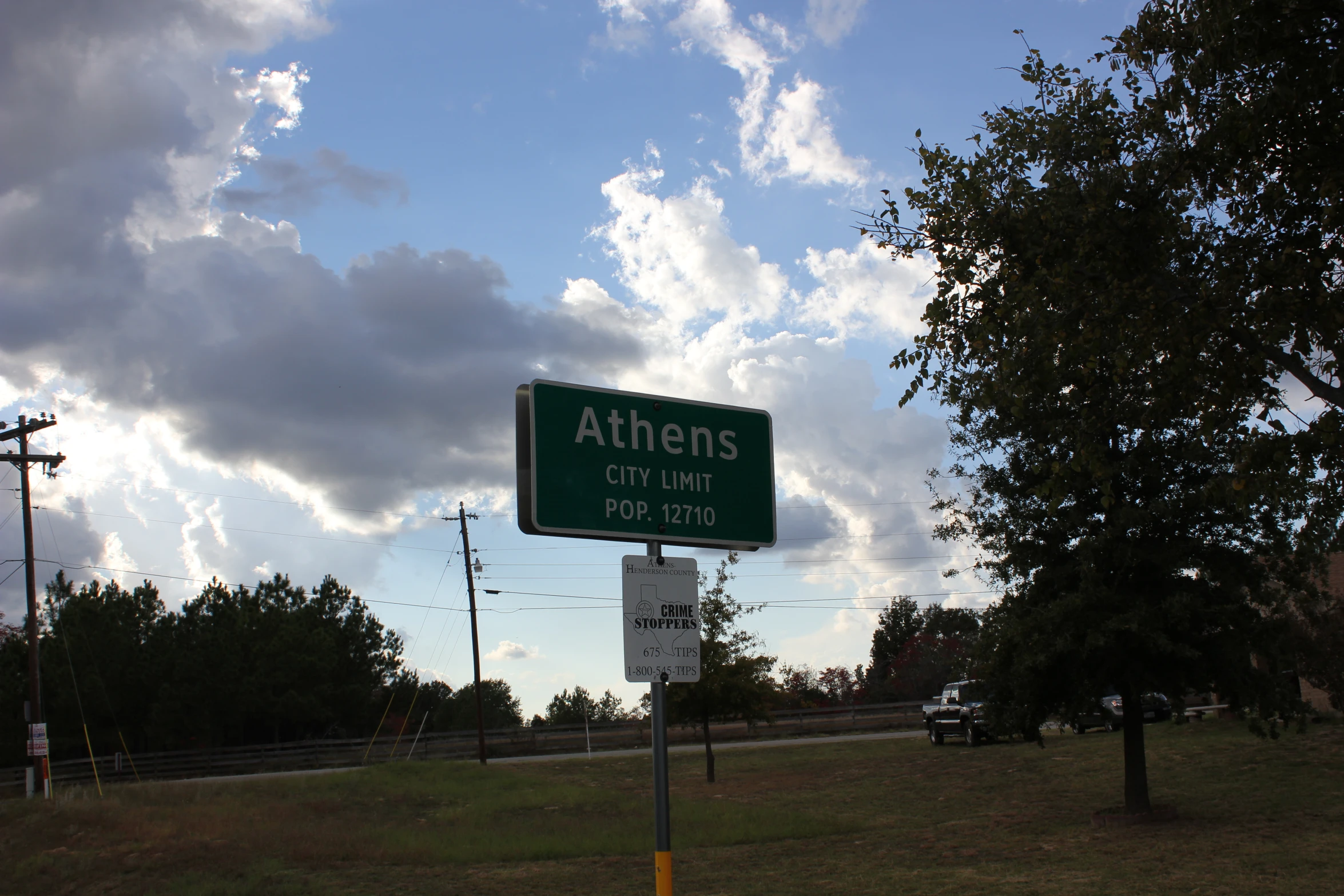 a sign at an intersection with the name of several towns