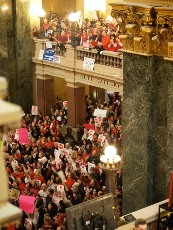 a large group of people at a political event